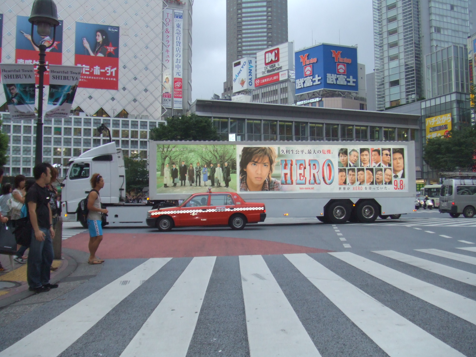 【伝説の検事、スクリーンへ】映画『HERO』公開記念 大型アドトレーラー運行事例