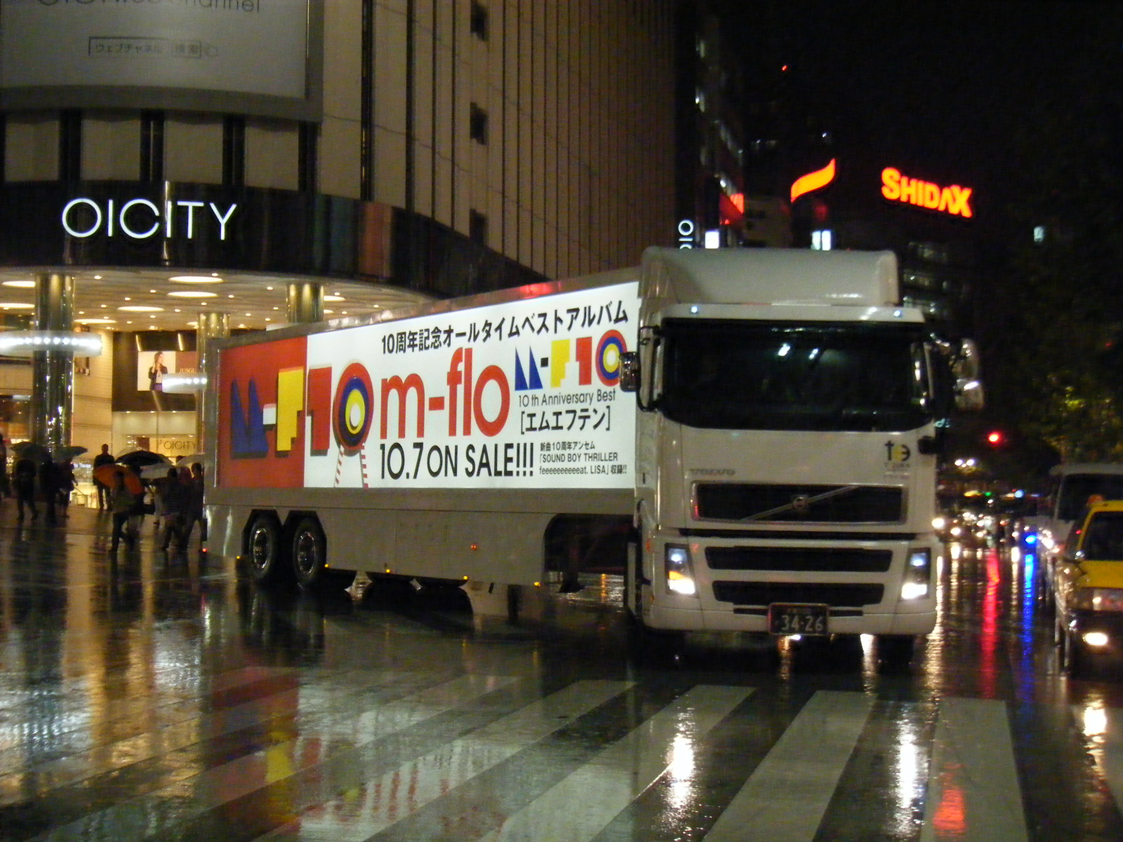 【10周年の集大成】m-flo ベストアルバム『MF10 -10th ANNIVERSARY BEST-』大型アドトレーラー運行事例
