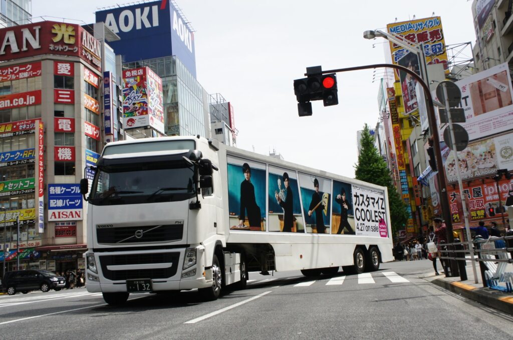 カスタマイZのメジャー4thシングル「COOLEST」(TVアニメ「坂本ですが?」オープニング主題歌)のプロモーションで、40ftアド・トレーラーによる宣伝運行を実施。アニメタイアップ曲の発売告知に最適な移動型広告で、アニメファンと音楽ファンの両方へ効果的にリーチした事例です。