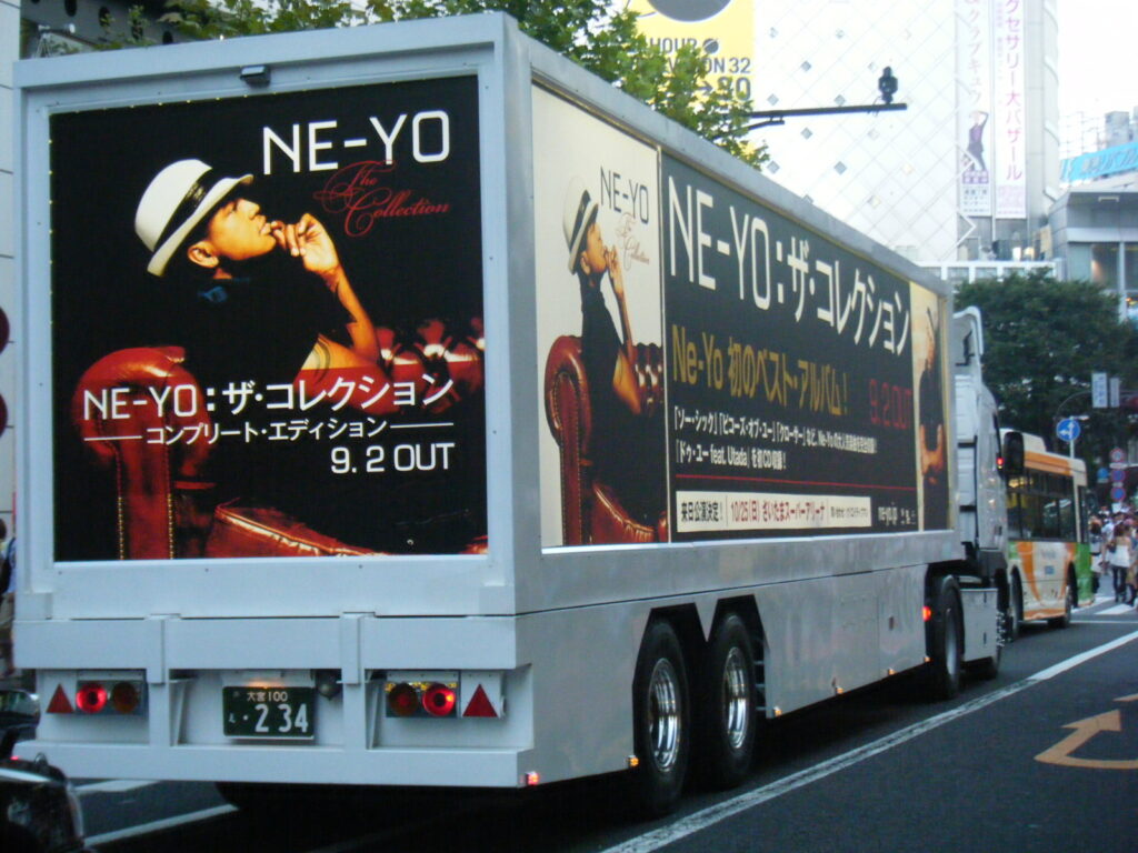 【グローバルR&Bの夜間訴求】Ne-Yo ベストアルバム『ザ・コレクション』大型アドトレーラー運行事例