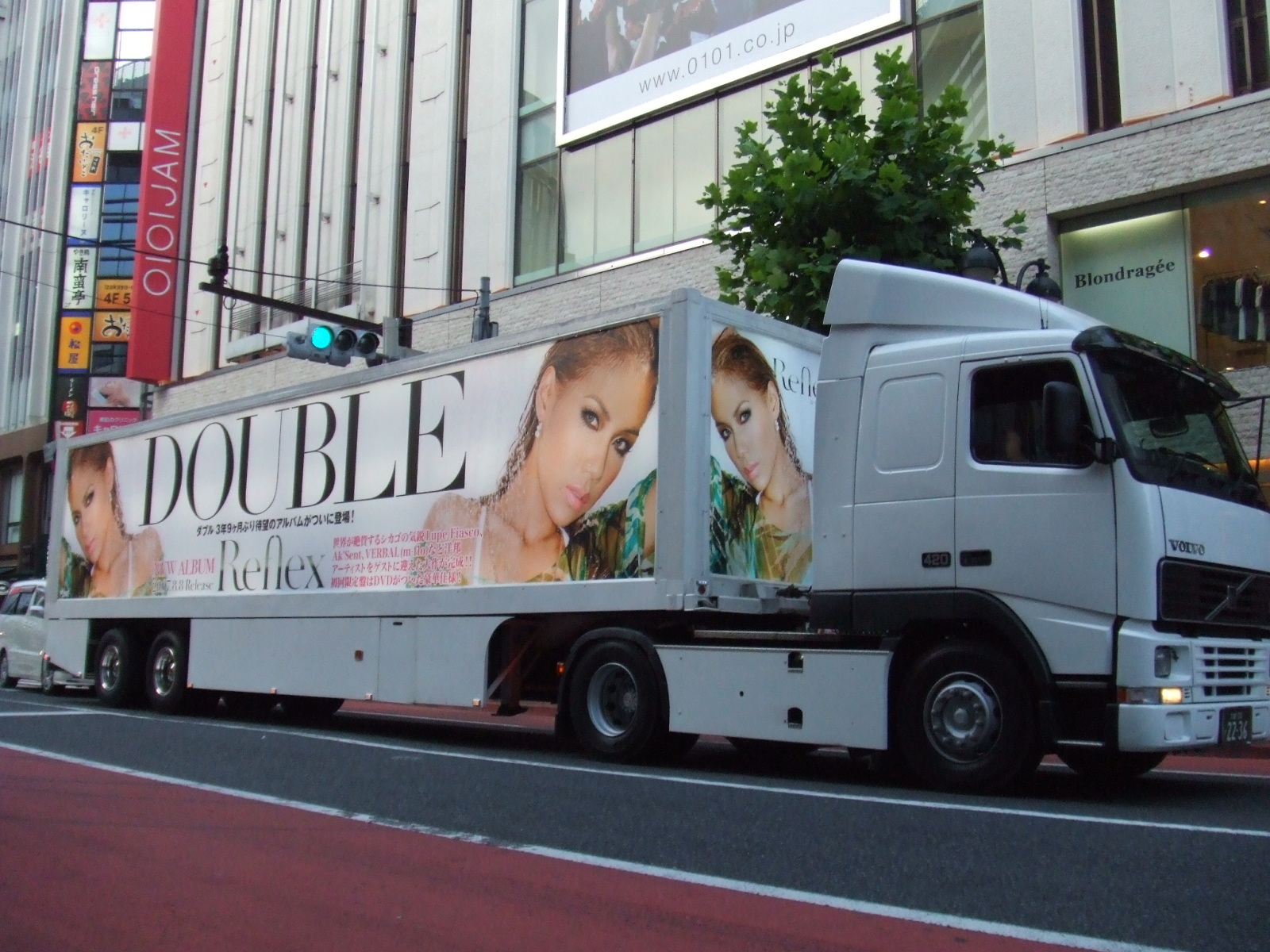 【R&Bの女神、完全復活】DOUBLE アルバム『Reflex』大型アドトレーラー運行事例
