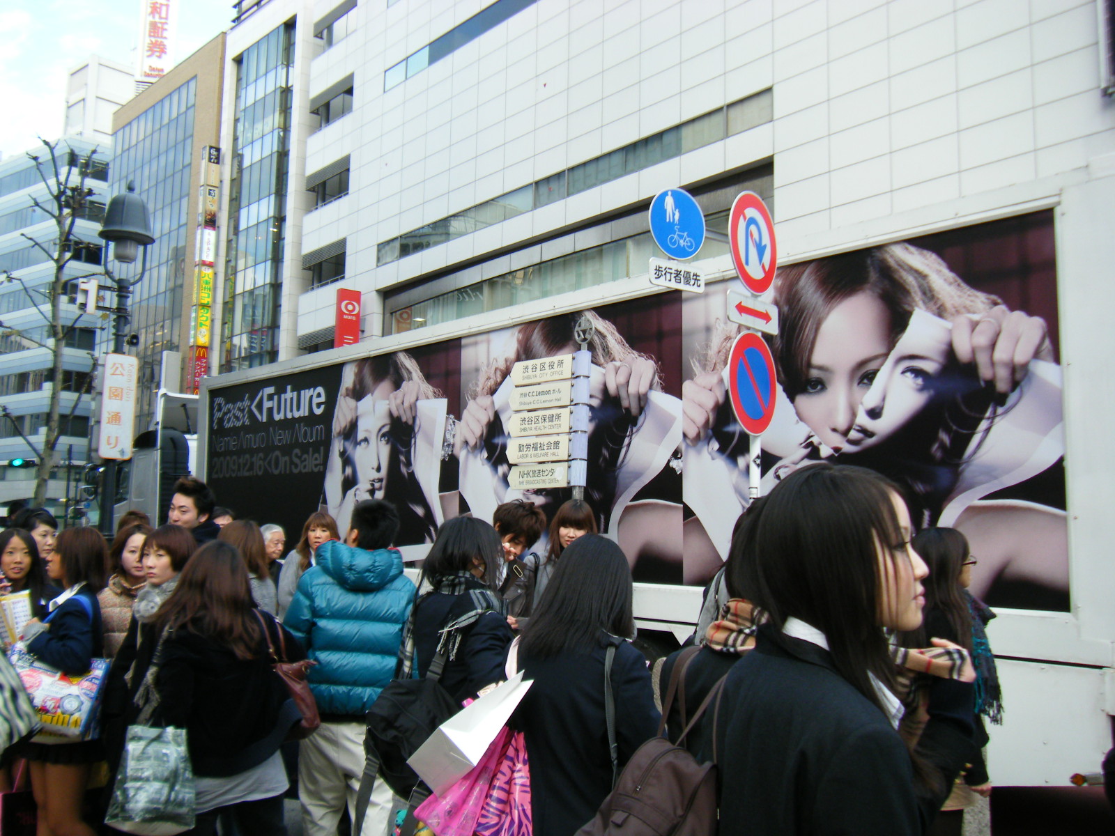 【過去を破り、未来へ】安室奈美恵 アルバム『PAST < FUTURE』大型アドトレーラー運行事例