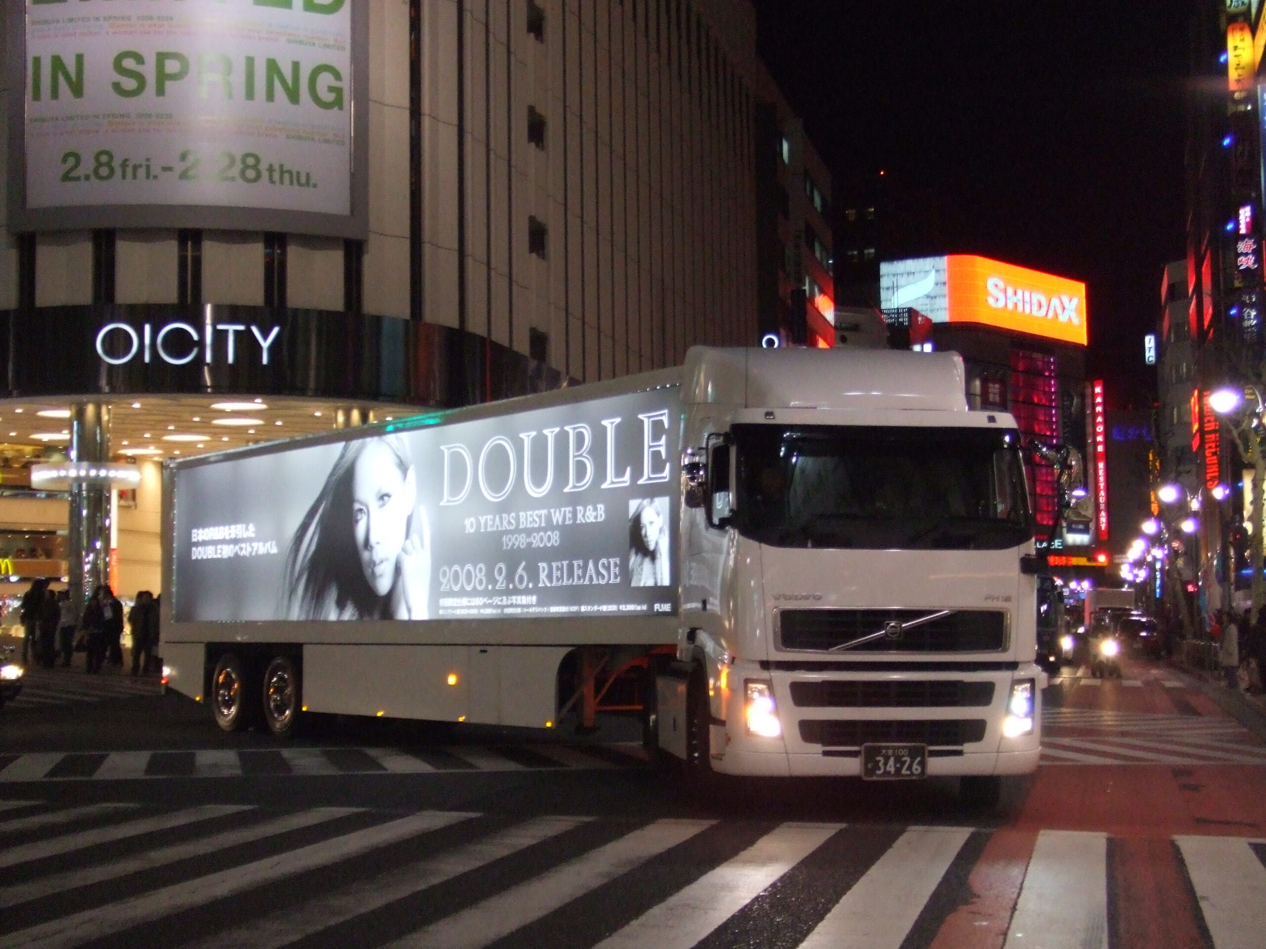 【10年の軌跡を辿る夜】DOUBLE ベストアルバム『10 YEARS BEST WE R&B』大型アドトレーラー運行事例