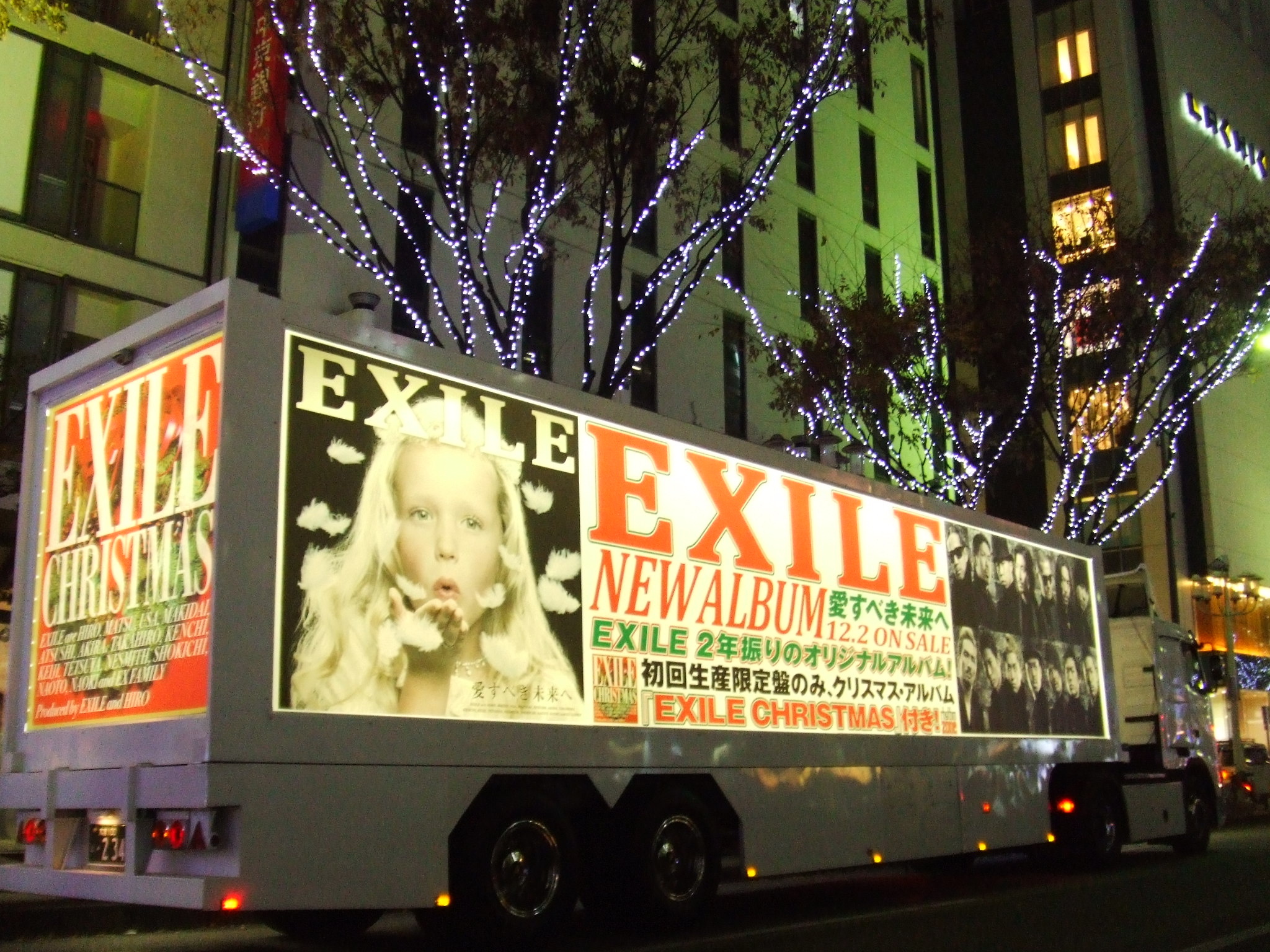 【聖夜を彩る国民的グループ】EXILE アルバム『愛すべき未来へ』大型アドトレーラー運行事例