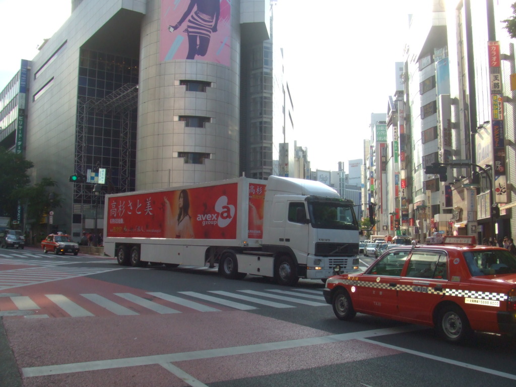 【大型新人の鮮烈デビュー】高杉さと美 デビューシングル「旅人」大型アドトレーラー運行事例