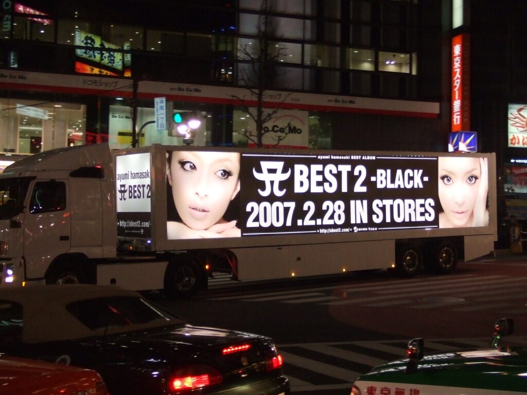 【黒と白の歌姫】浜崎あゆみ『A BEST 2 -BLACK- / -WHITE-』2台同時運行 アドトレーラー事例
