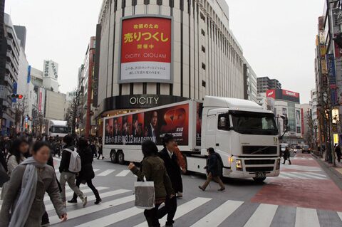 映画『SP 革命篇』様 公開記念2台運行プロモーション