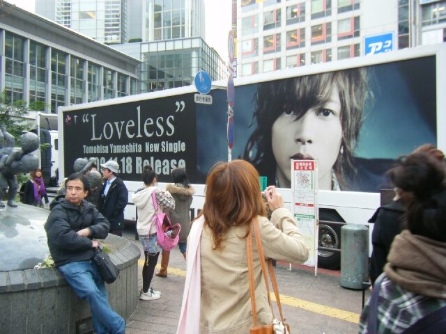 【圧倒的な美の衝撃】山下智久 ソロシングル「Loveless」大型アドトレーラー運行事例